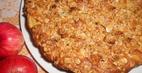 Шарлотка с посыпкой из мюсли