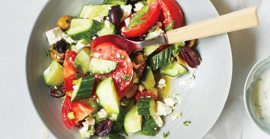 Летний салат из помидоров и огурцов