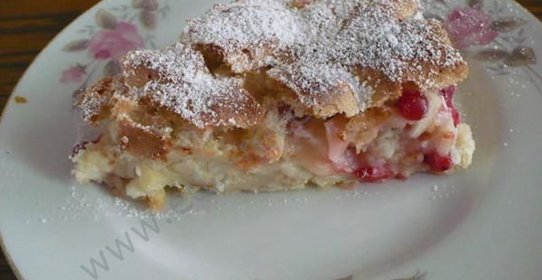 Шарлотка с яблоками на кефире в духовке