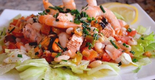Салат из морепродуктов и белой фасоли (Ensalada mariner de alubias blancas)