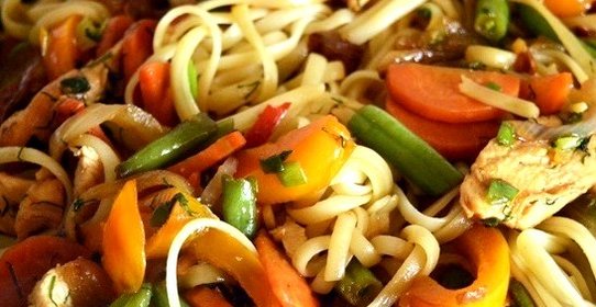 Курица с фасолью и овощами