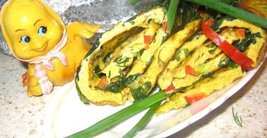 Омлетный рулет со шпинатом, зеленью и сладким перчиком