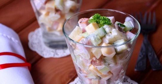 Салат с ветчиной и ананасами