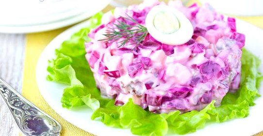 Салат со свёклой, сыром и сельдью