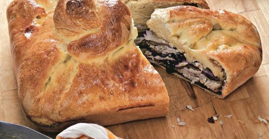 Пирог на сливках, с курицей и смородиной