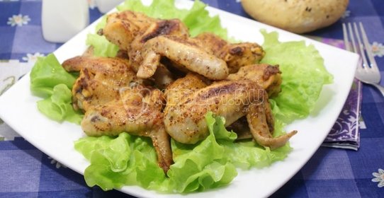 Куриные крылышки в маринаде с протертыми помидорами и горчицей