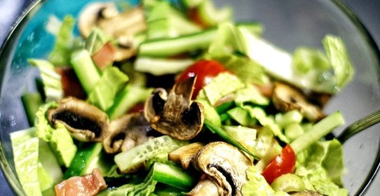 Свежий салат с семгой