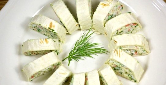 Рулетики из тортильи с крабовыми палочками