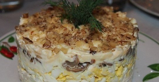 Салат с курицей, грибами и грецким орехом