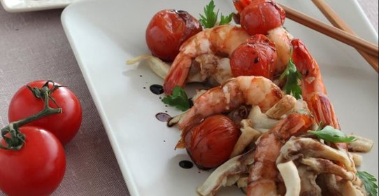 Креветки с помидорами и вешенками