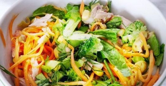 Салат с тунцом консервированным и кукурузой