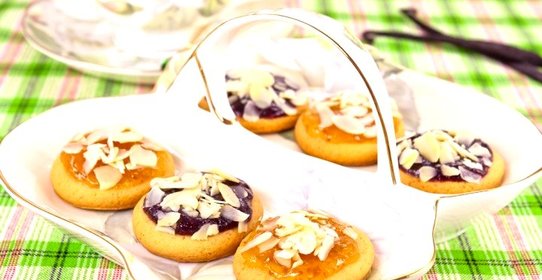 Ванильное печенье с джемом и орехами