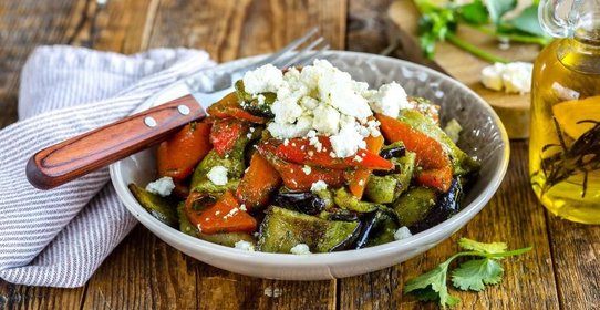 Салат из запеченных баклажанов и перцев с брынзой