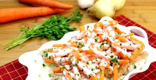 Курица с морковью на сковороде