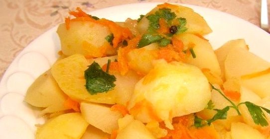 Картошка, тушенная с луком