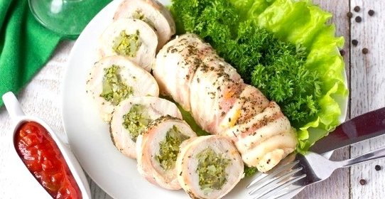 Запечённые рулетики из куриного филе в беконе с начинкой из брокколи