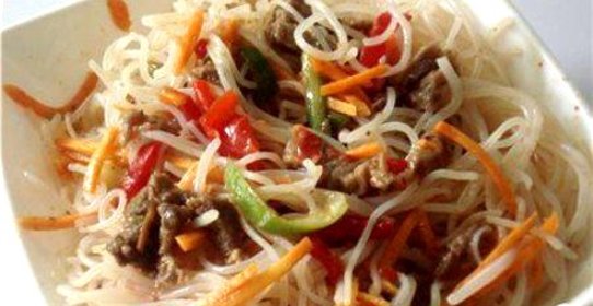 Салат с лапшой, капустой и миндалем