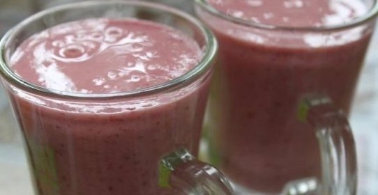 Банан с кефиром в блендере