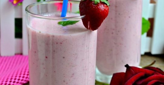 Молочно-клубничный коктейль в шейкере