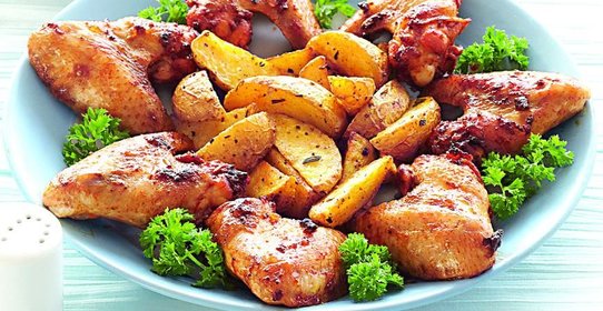 Хрустящие куриные крылышки в пряной панировке с запеченным картофелем