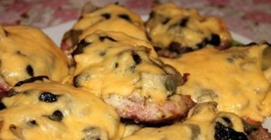 Свинина с грибами под сыром