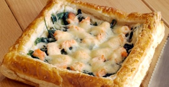 Пирог слоеный с рыбой