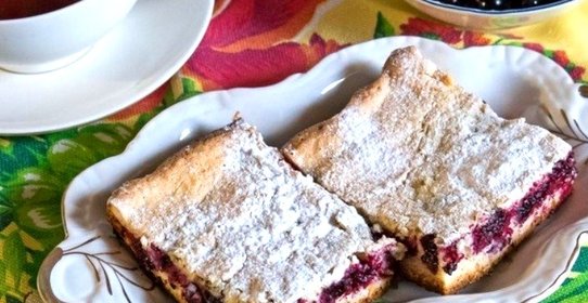 Постный пирог со смородиной