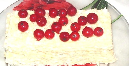 Вафельный торт с красной смородиной