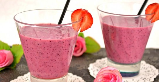 Клубнично-черничный напиток с молоком и медом