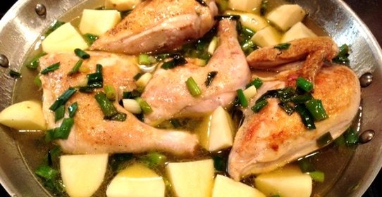 Курица с картошкой, тушенная в сковороде