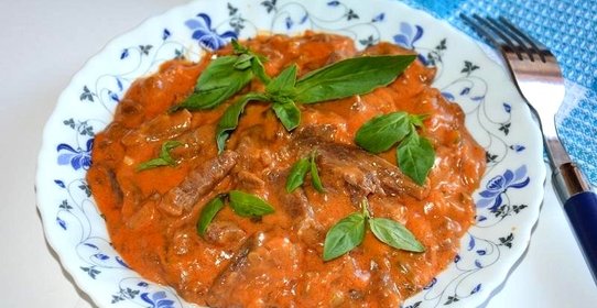 Бефстроганов с солеными огурцами