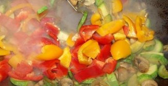 Овощи и грибы в воке