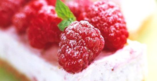 Замороженный миндально-малиновый пирог