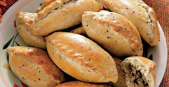 Пирожки из пряного теста с мясом