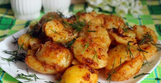 Молодой картофель обжаренный в сливочном масле с паприкой и чесноком