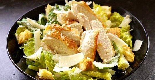 Простой салат с куриной грудкой