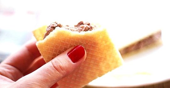 Шоколадно-йогуртовое мороженое в вафлях