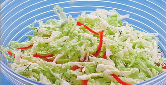 Салат из капусты с горчицей, хреном и табаско