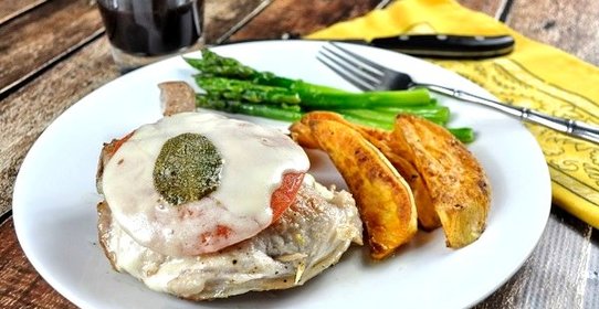 Мясо с помидорами и сыром