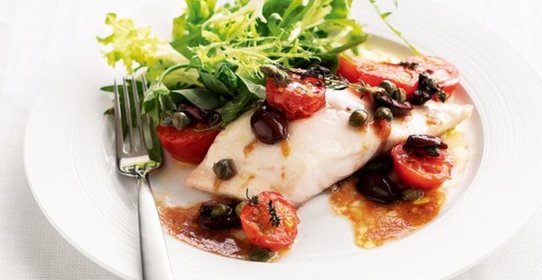 Запеченная рыба с томатами и оливками
