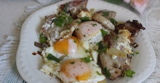 Яичница с луком и грудинкой