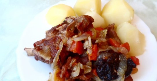 Баранина тушёная с сухофруктами