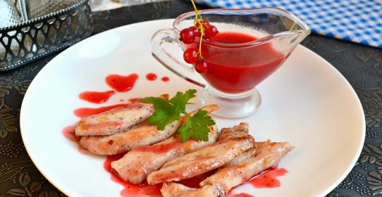 Жареное куриное филе с соусом из красной смородины