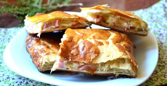 Пирог с начинкой из сыра и ветчины