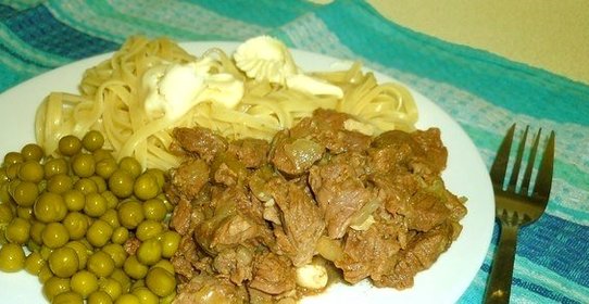 Тушеное мясо в мультиварке Редмонд