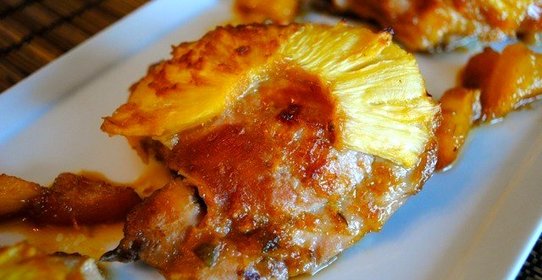 Ароматная курица, запеченая с ананасом и картофелем