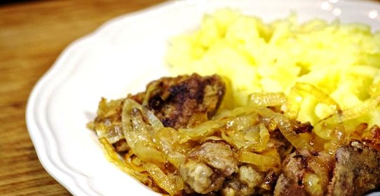 Куриная печень, жареная с луком