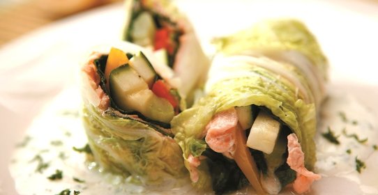 Паровые рулеты из семги с овощами и зеленью с соусом из натурального йогурта