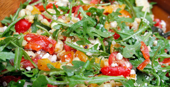 Зеленый салат с помидорами и фетой