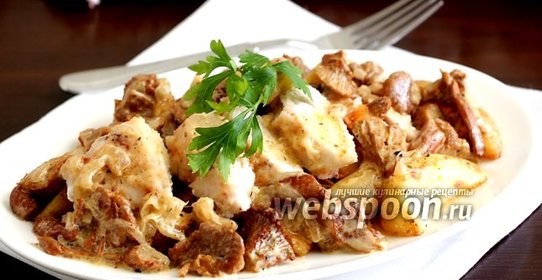 Обжаренное куриное филе в сливочном соусе из лисичек